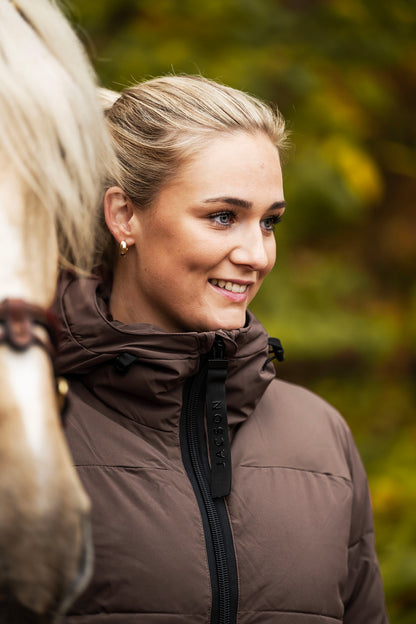 Jacson Sonja Kappa är en hellång och rak kappa med dunliknande syntetfyllning och vattenavvisande egenskaper som passar under höst, vinter och vår!
