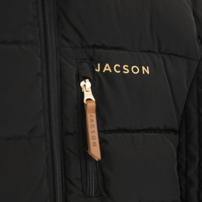 Jacson Molly Kappa Junior är en knälång och figursydd kappa med en stilren design som både passar i stallet och på stan under höst, vinter och vår!